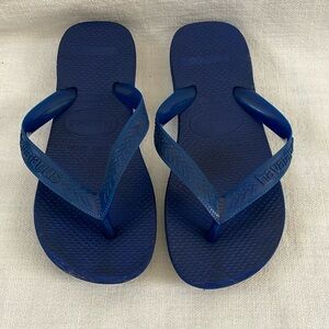 Havaianas flip flop sandal in blue. Unisex. Child  size 33-34 or size 2.5-3